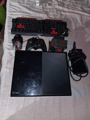 Xbox one  com controle paralelo e mouse e teclado aceto troca em som automotivo etc..