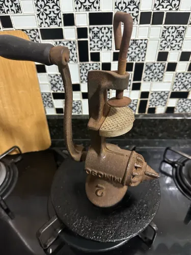 Moedor de carne antigo pra antiquario