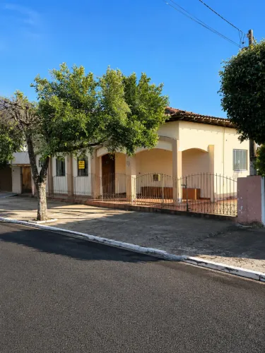 Casa Residencial + Comercial à Venda no Centro de Terra Rica - PR