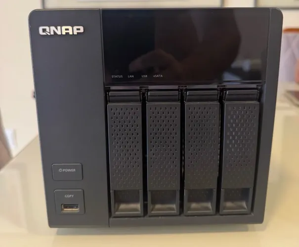 Servidor NAS | QNAP TS-420 (4 baias) SEM DISCOS
