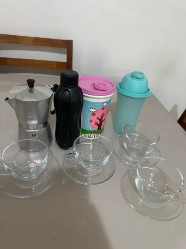 Xícaras cafeteira e garrafas