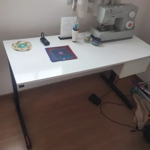 Mesa escrivaninha de madeira 