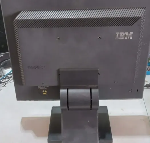 Munitor IBM mod:9417-AB1 QUADRADO 17 DEFEITO NA TELA LISTRAS LIGA NORMALMENTE