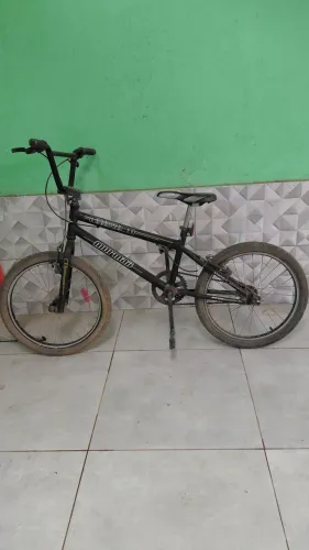 VENDE-SE BICICLETA PRETA ARO 20 CROSS R$250,00