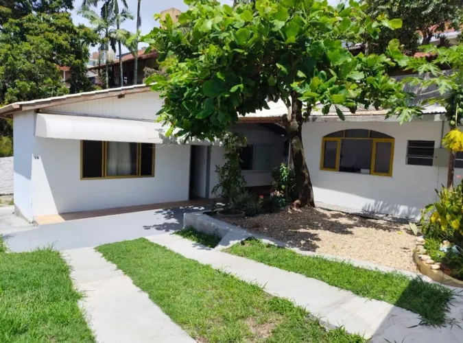 Alugo casa na Trindade, 4 quartos, próx. TITRI, livre de IPTU.
