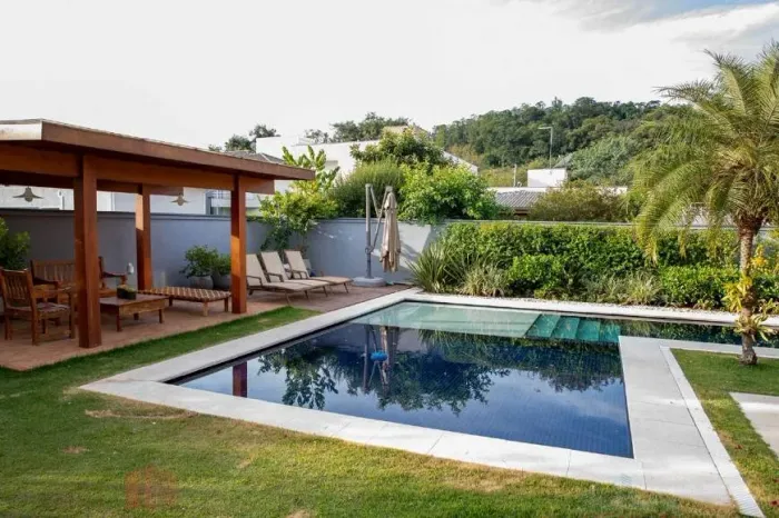 Casa de condomínio para venda tem 710 metros quadrados com 5 quartos em Capivari - Louveir