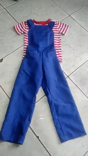 Fantasia jardineira azul com camiseta vermelha 70,00