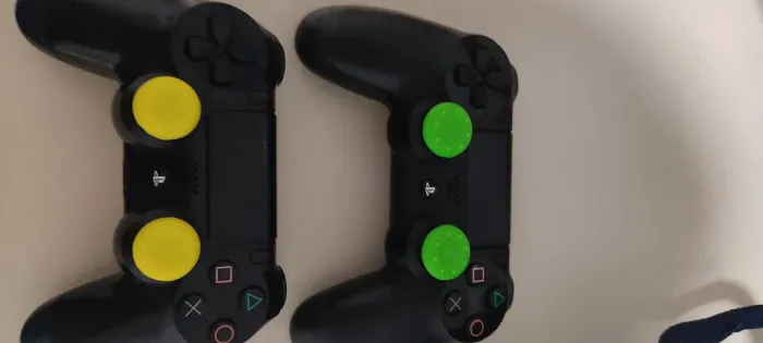 Ps4 com defeito, mais com dois controles seminovos