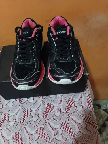 Tênis Diadora. 