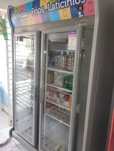 Freezer em perfeito estado tá por 6000 de duas portas enorme um recibo da loja