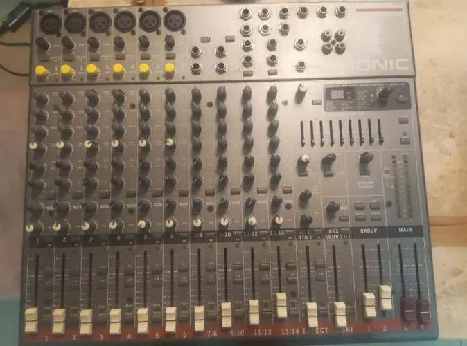 Mesa de som Phonic AM 642D USB