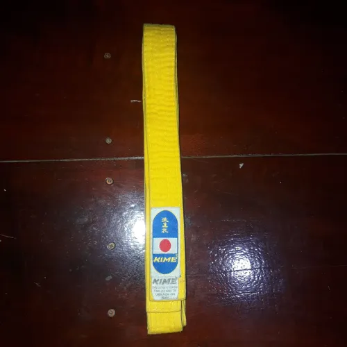 Faixa amarela para artes marciais