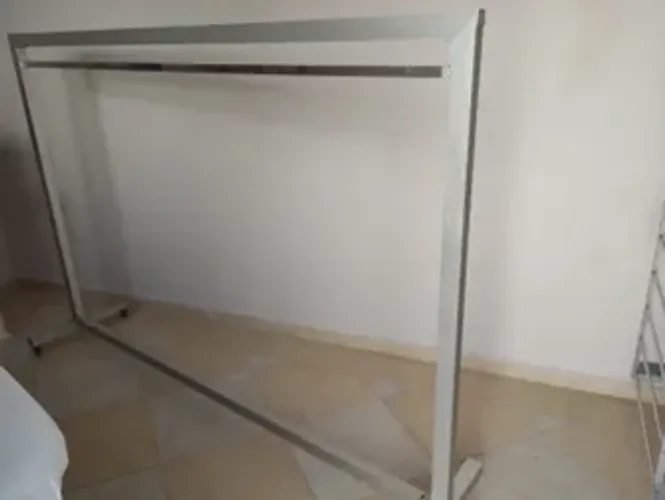 Arara em tubo de alumínio 40 x 50 com rodízios