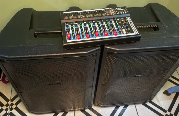 Duas caixas ativas Frahm + mesa de áudio 8 canais