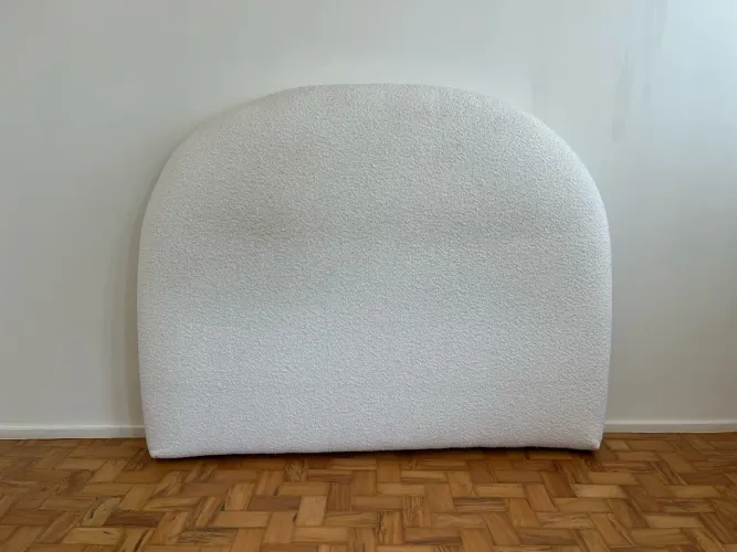 Cabeceira casal acolchoada arredondada branca / off white tok stok