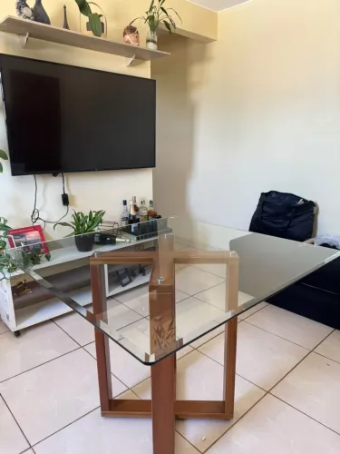 Mesa de vidro com base de madeira