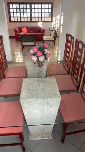 Conjunto de mesa de jantar de vidro e pés de mármore  e 06 cadeiras