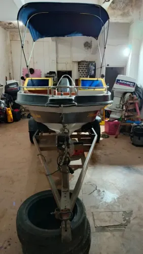 Lancha com motor 90 Hp 4 tempo 