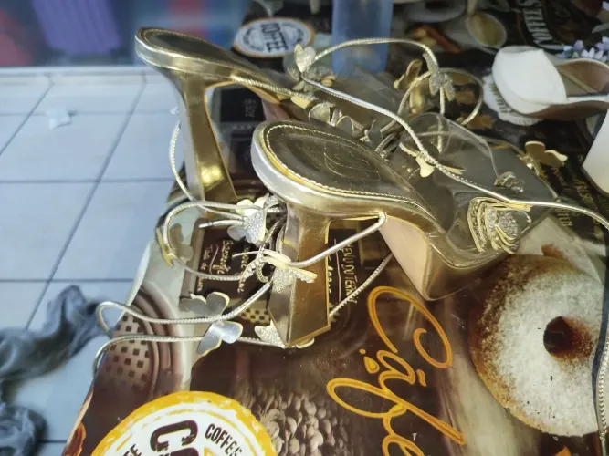 Sandálias, botas, sapatilhas e saltos diversos