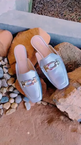 Mule Prata Metalizada com Fivela da Lelive