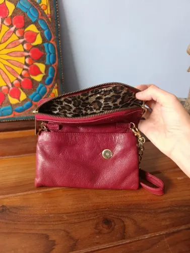 Clutch/bolsinha de couro - feminina - vinho com zíper e alça de pulso - excelente estado