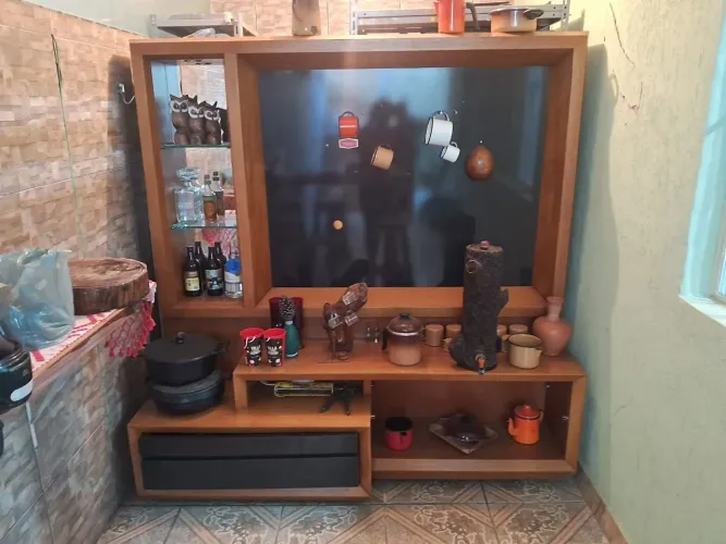 Rack com Painel Moderno e Prateleiras de Vidro - Excelente Estado - R$ 300