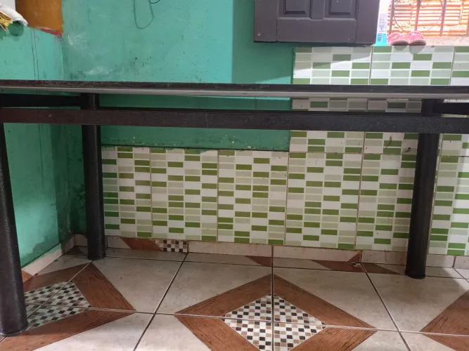 Vende-se messa 6 lugares sem as cadeiras só mesa 