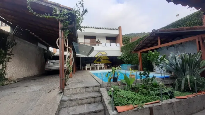 São Francisco | Casa 6 quartos, sendo 1 suite