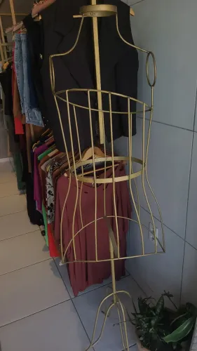 MANEQUIN DE FERRO ARAMADO PERFEITO PRA LOJA DE ROUPA ?