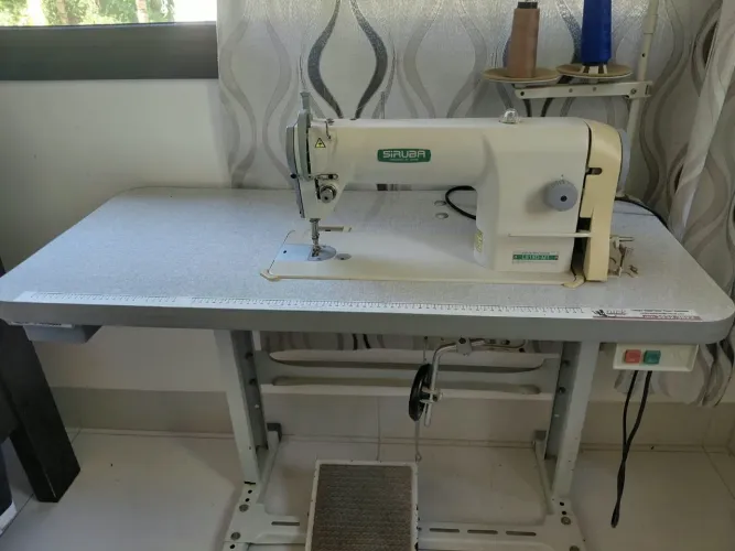 Máquina de costura reta