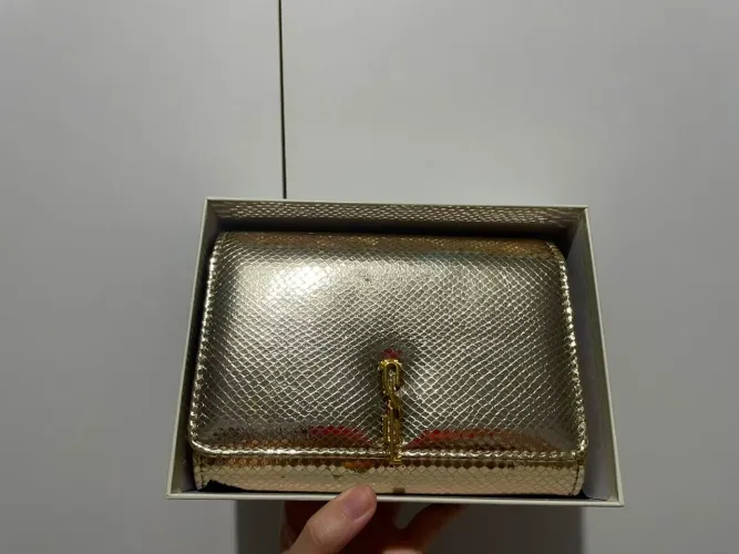 Bolsa carteira Santa Lolla com caixa metalizada dourada com alça 