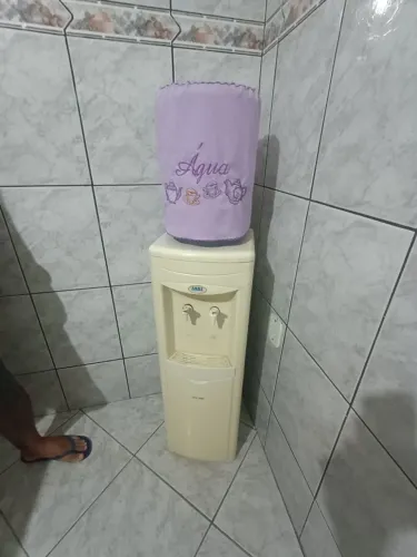 Bebedouro de coluna para garrafão.