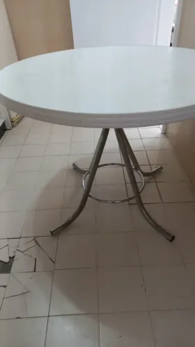 Mesa redonda de jantar com pés cromados e tampo em madeira branca tipo fórmica 