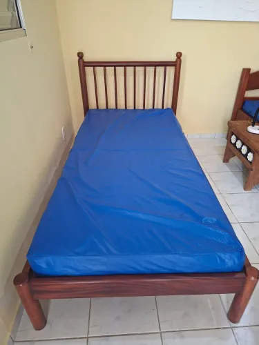 Cama solteiro madeira maciça mogno para colchão de 90 cm, com colchão com capa de proteção