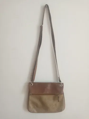 Vendo bolsa retrô com 3 divisórias e fechamento botão magnético.