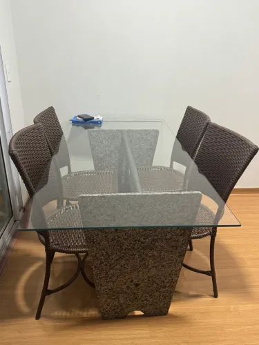 Mesa de vidro com 4 cadeiras