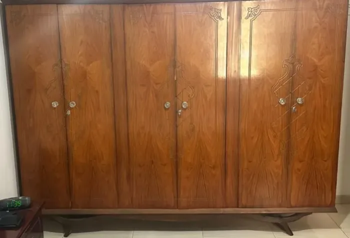 Guarda-roupa de madeira maciça, estilo clássico 1972, todas as peças originais