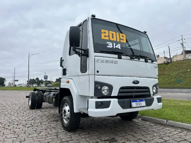 Ford Cargo 1119 ano 2018/19 - Ar condicionado - Vidros elétricos - Manual - Motor Cummins