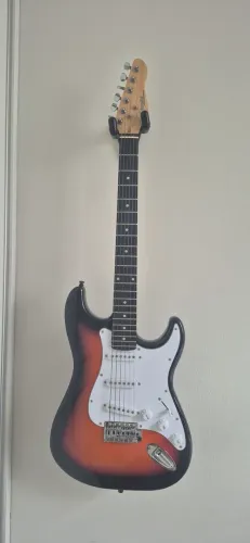 Guitarra Stratocaster Giannini seminova com straplocks