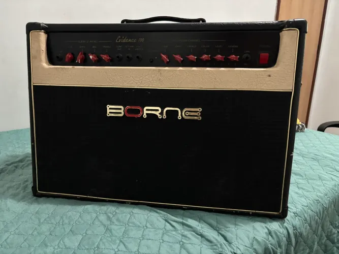 Amplificador de guitarra BORNE evidence 100  com 150w e canais clean e distorção 