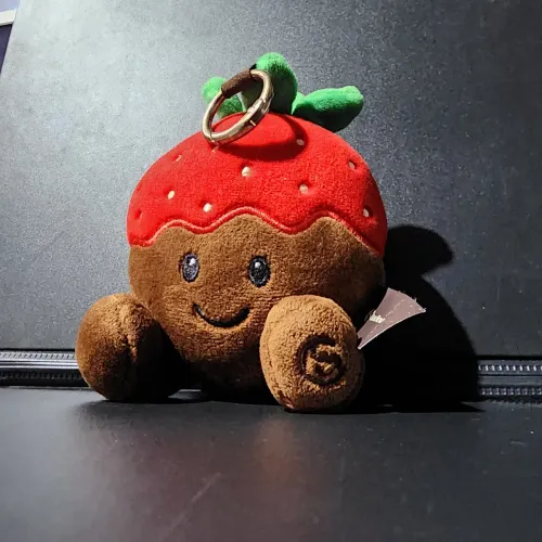 Este chaveiro de pelúcia é o personagem Momô Morango