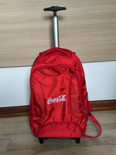Mochila Coca-Cola com alça e rodinhas