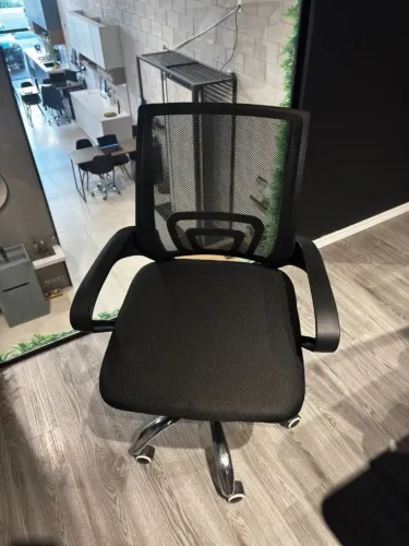 Cadeira de Escritório Ergonômica com Encosto em Tela - Excelente Estado