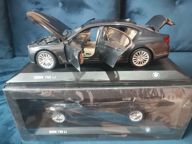 BMW 750LI 1/18 Paragon.