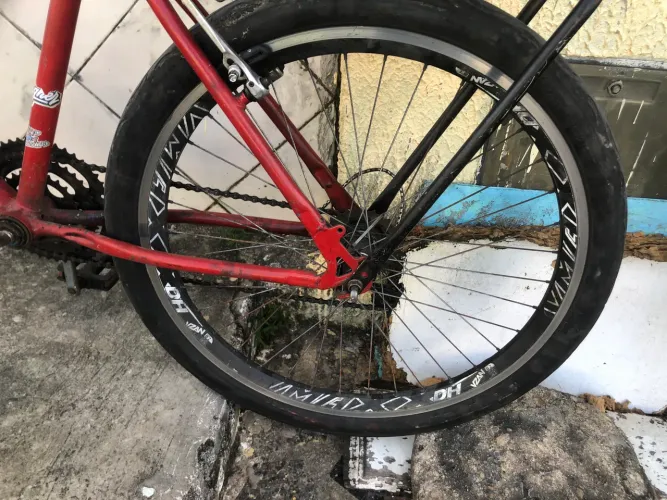 Vendo montadinha aro 26 gente vmax normal pneu balão aceito troca