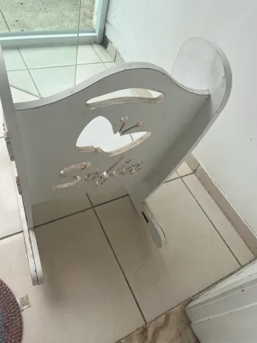 Cadeira balanço infantil mdf( nome Sofia) não fabrico, é um desapego.