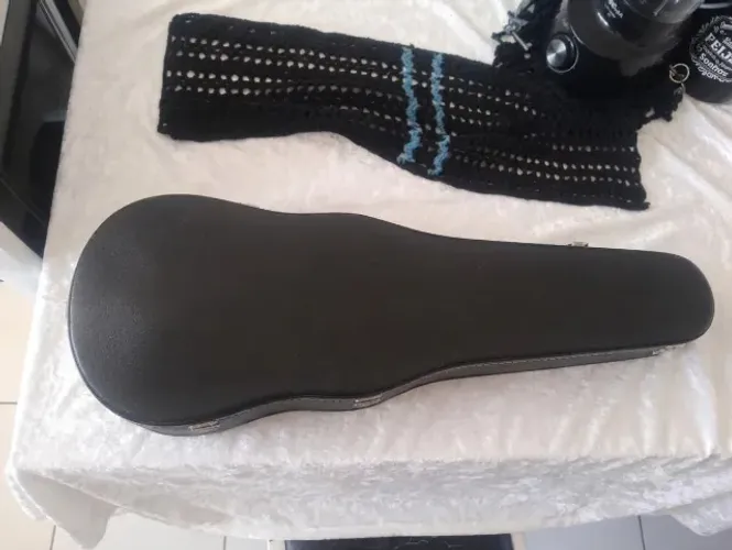 case de violino de couro e veludo vermelho