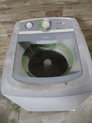 Máquina de lavar velha e com defeito