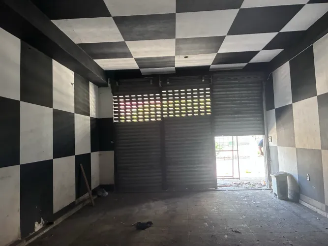 Lojao c/650m2,dois pav , tem ap reformado e pav deposito,192m2 area constr.
