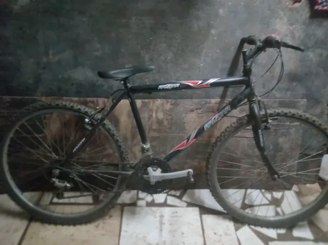 Bicicleta aro 26 tô vendendo por 250 reias  só tem algumas coisinhas básicas pra arrumar 
